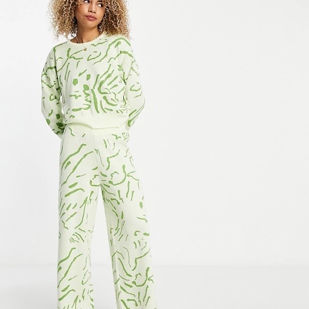 Green abstract pattern sweater